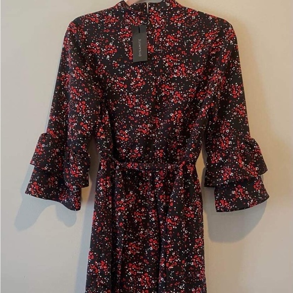 Dynamite Medium Black Red Floral Romper - Picture 4 of 8